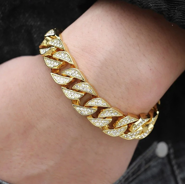 Miami Gold Curb Cuban BraceletIntroducing the Miami Gold Curb Cuban Chain Bracelet, a timeless and original piece of jewelry perfect for an elegant, sophisticated look. This beautiful bracelet isZIP UP EXPRESSMiami Gold Curb Cuban Bracelet